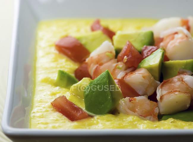 Ciotola di gamberi di mais e zuppa di avocado in piatto bianco — Foto stock