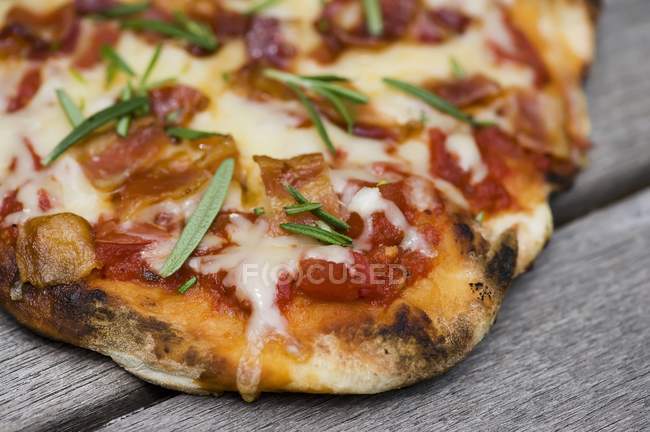 Pizza con tocino y romero - foto de stock