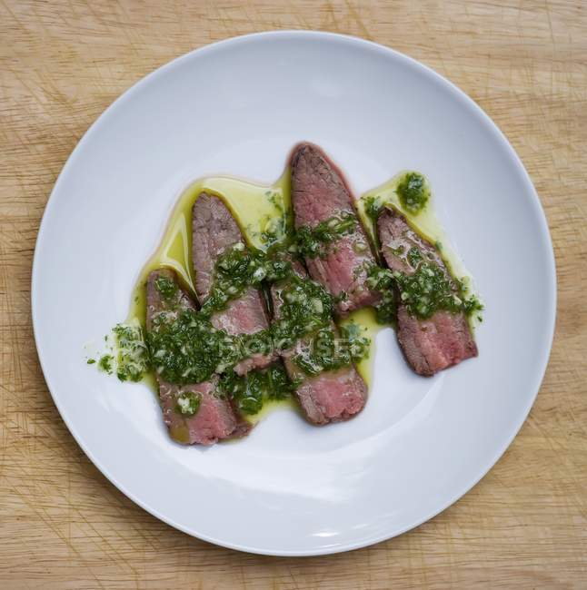 Steak tranché avec sauce — Photo de stock