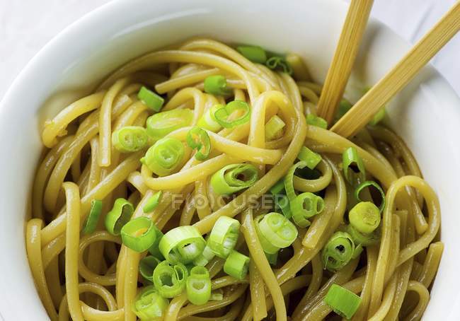 Sesame noodles with sliced scallions — Stock Photo