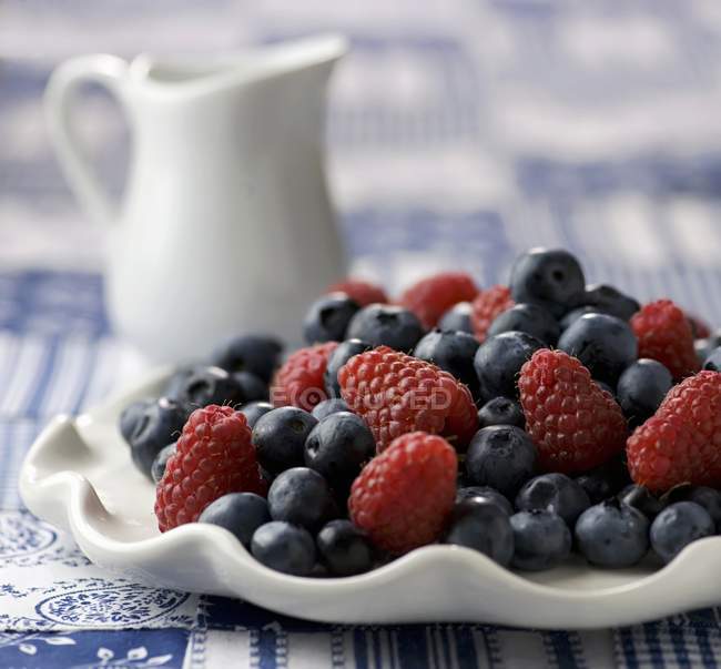 Fresh blueberries and raspberries — Stock Photo
