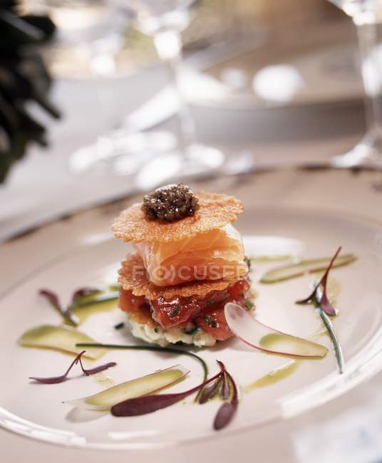 Vorspeise mit Lachs und Kaviar — Stockfoto
