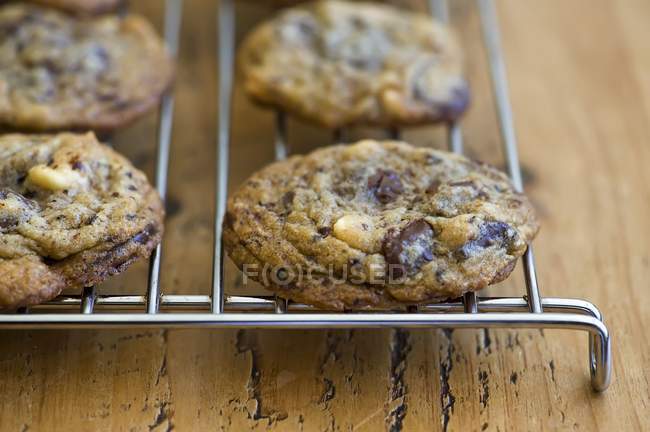 Chocolate chip cookies on wire rack — Stock Photo