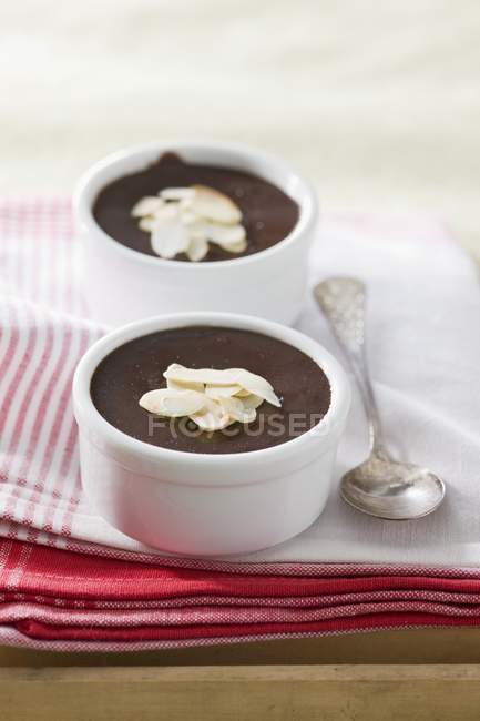 Vue rapprochée de la crème au chocolat avec des amandes tranchées dans deux bols — Photo de stock