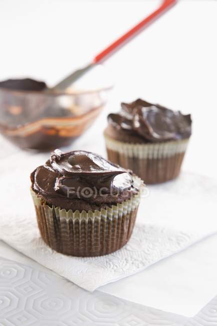Cupcake al cioccolato su tovaglioli — Foto stock