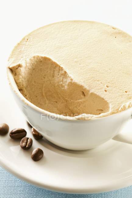 Mousse de café et grains de café — Photo de stock