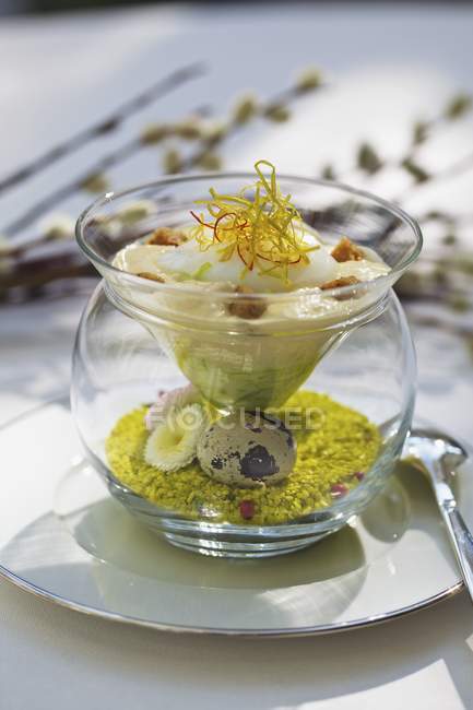 An Easter egg on creamy leek with nut butter cream and nut croutons — Stock Photo