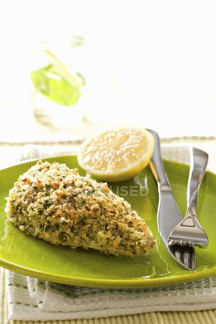 Filet de poisson avec croûte d'herbes et citron — Photo de stock