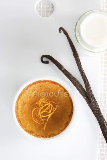 Top view of orange Creme brulee and vanilla sticks — Stock Photo