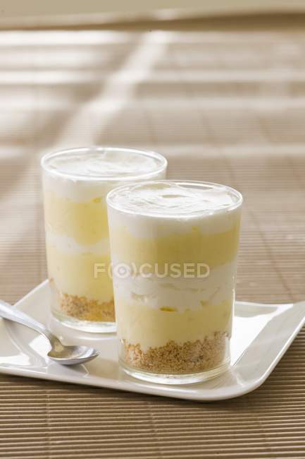 Vista ravvicinata di dessert stratificati con crema di limone — Foto stock