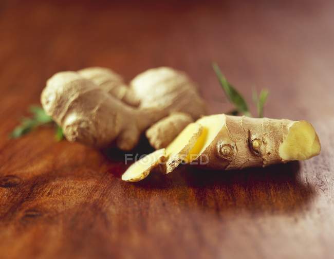 Racine de gingembre frais avec des feuilles — Photo de stock