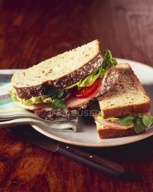 Сэндвич с ветчиной и салатом — стоковое фото