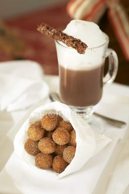 Trous de donut et cappuccino avec mousse — Photo de stock