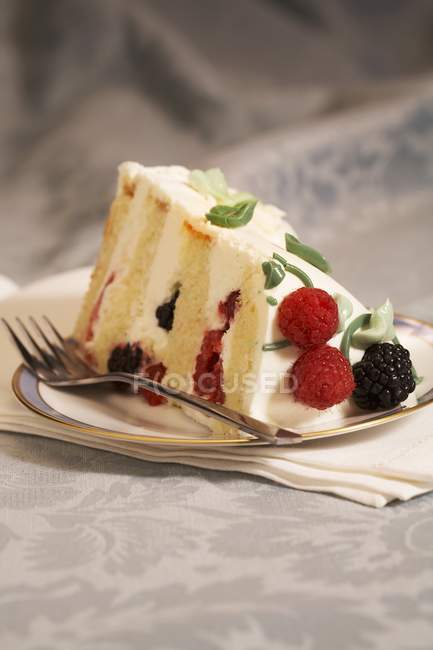 Cream cake with berries — Stock Photo