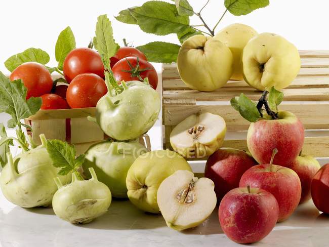 Manzanas con membrillos y verduras - foto de stock