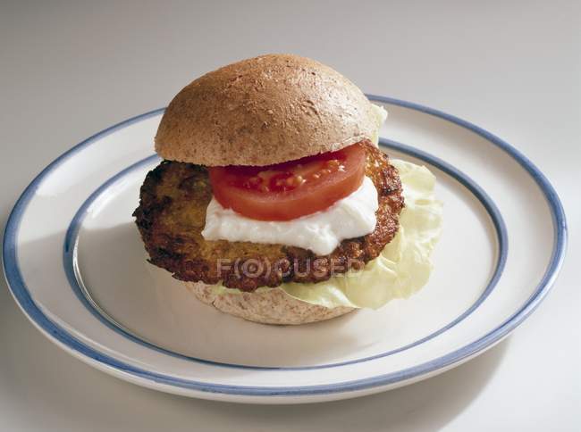 Hambúrguer com tomate e creme azedo — Fotografia de Stock