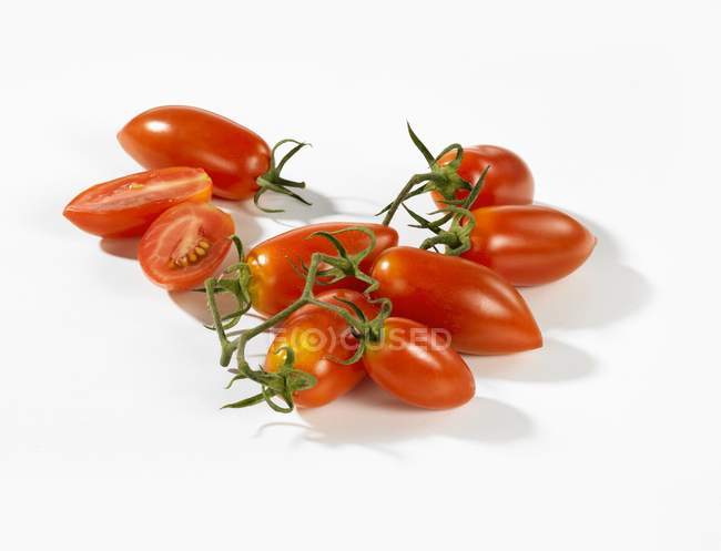 Tomates ciruela en la vid - foto de stock