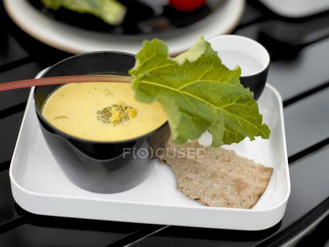 Суп со сливками брокколи в миске — стоковое фото
