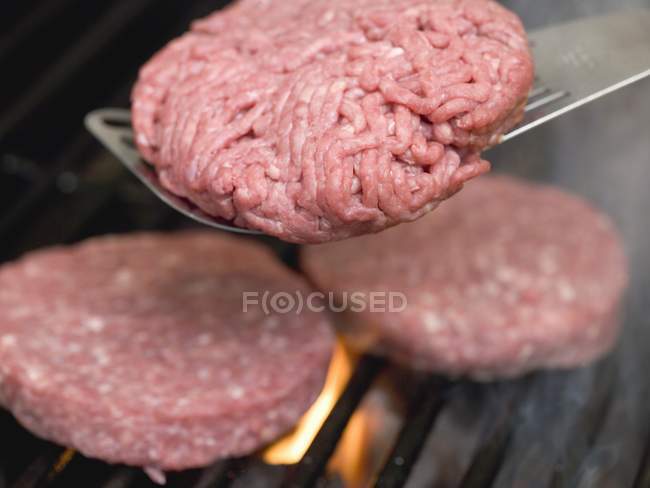 Grigliate di hamburger di manzo freschi — Foto stock