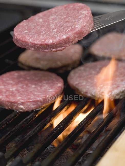 Grillen von frischen Rindfleisch-Burgern — Stockfoto
