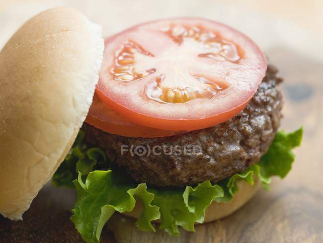 Гамбургер зі скибочками помідорів та салатом — стокове фото