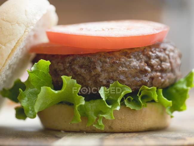 Гамбургер зі скибочками помідорів — стокове фото