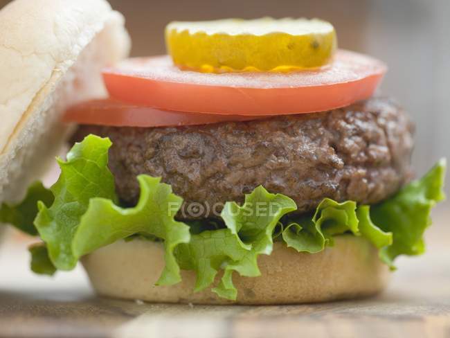 Hambúrguer com fatias de tomate e cebola — Fotografia de Stock