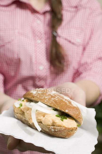 Mujer sosteniendo pan rollo - foto de stock