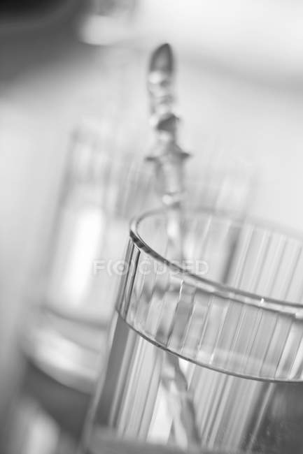 Vue rapprochée de deux verres d'eau — Photo de stock
