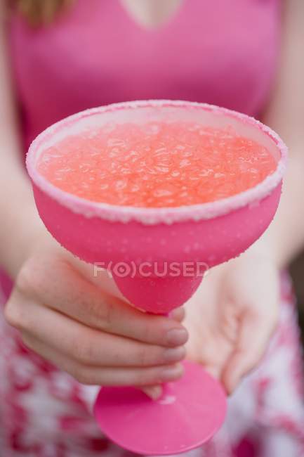 Femminile mano che tiene cocktail — Foto stock