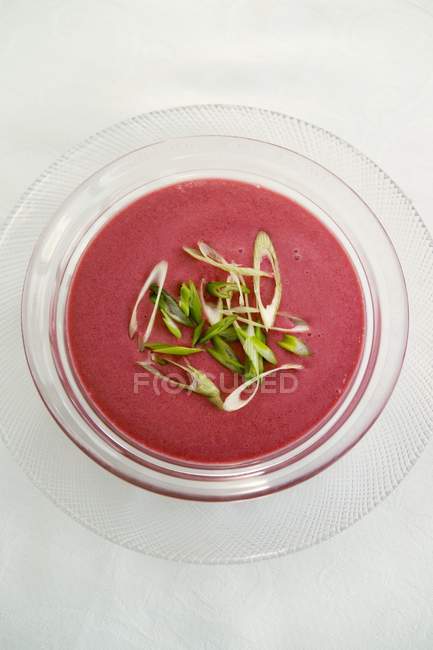 Beetroot soup with spring onions — Stock Photo