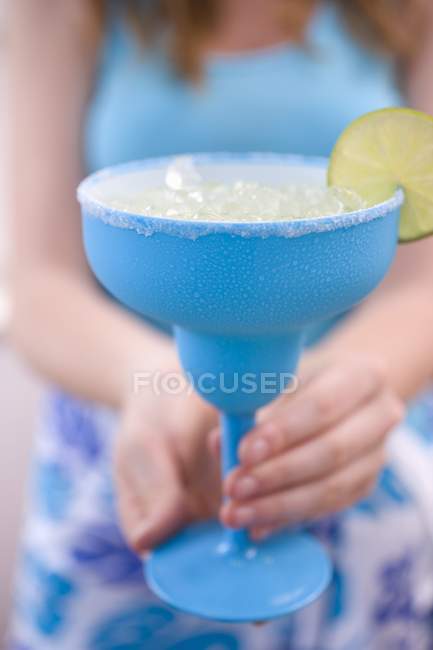Female Hand holding lime cocktail — Stock Photo