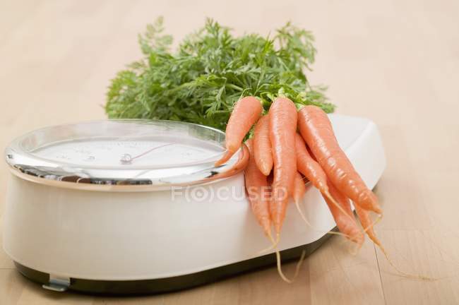 Свежая морковь на весах — стоковое фото