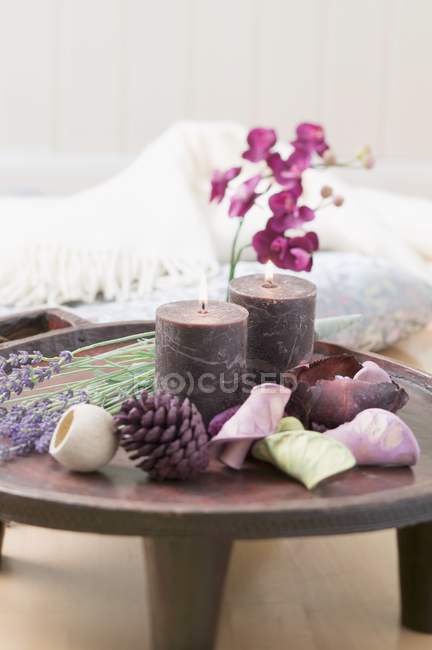 A small table with decorative objects and burning candles — Stock Photo