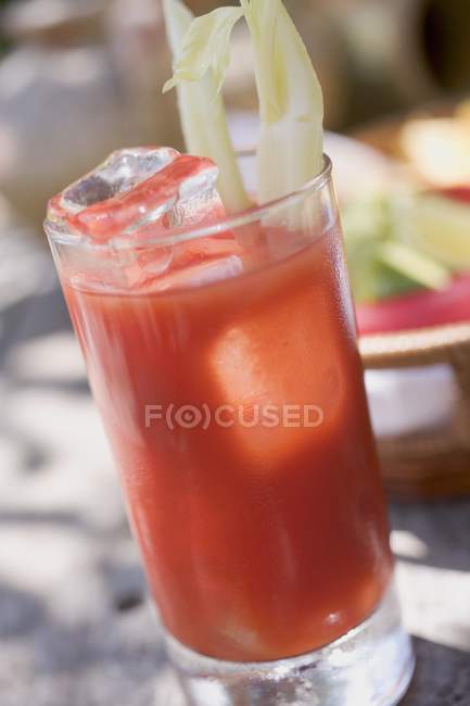 Bebida de tomate com aipo e cubos de gelo — Fotografia de Stock