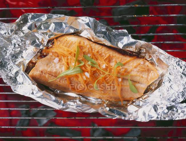 Trucha de salmón al horno con hierbas - foto de stock