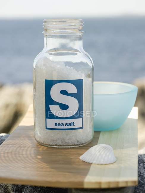 Sal marina en botella - foto de stock
