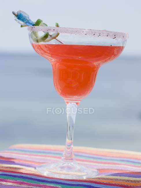 Красный коктейль в стакане с сахарным ободом — стоковое фото