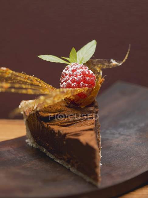 Pezzo quadrato di torta al cioccolato — Foto stock