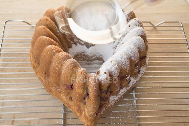 Saupoudrer gâteau anneau en forme de coeur — Photo de stock