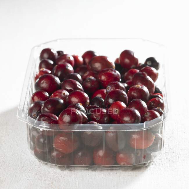 Cranberries em punnet plástico — Fotografia de Stock