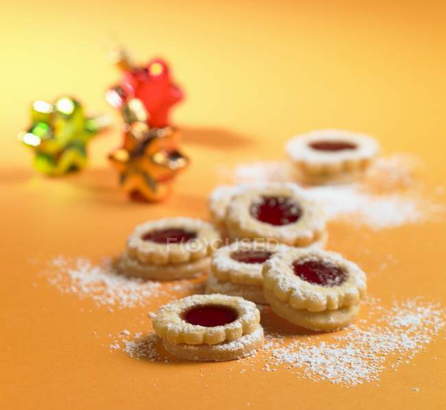 Jam biscuits on orange background — Stock Photo