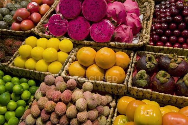 Frutas exóticas en cestas - foto de stock