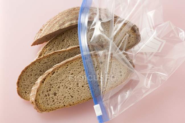 Quatre tranches de pain — Photo de stock