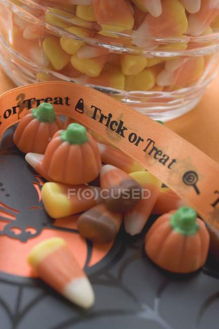 Dulces para Halloween en la mesa - foto de stock