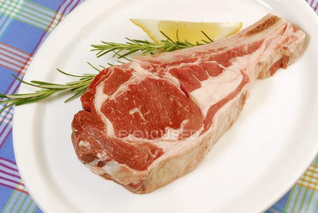 Côtelette d'agneau cru sur assiette — Photo de stock