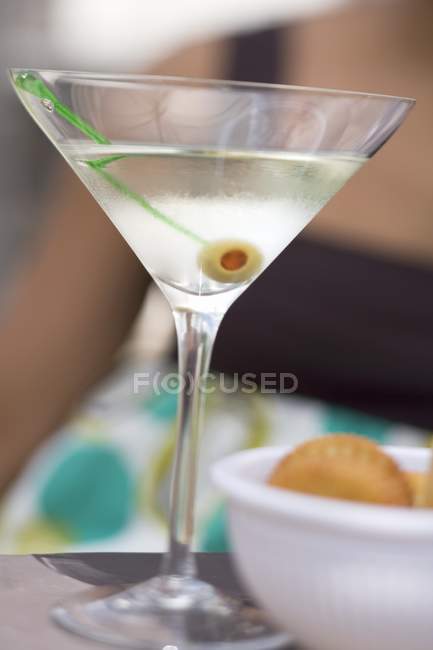 Martini con olive verdi e cracker — Foto stock