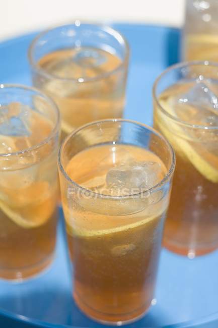 Glasses of iced tea on tray — Stock Photo