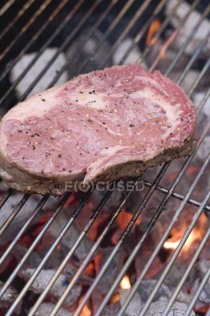Steak de boeuf cru — Photo de stock