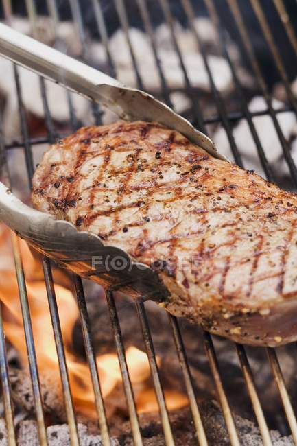 Steak de boeuf sur barbecue — Photo de stock
